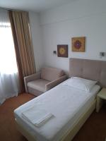 Una cama o camas en una habitaci&oacute;n de Hotel Gari&#x107;