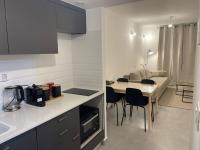 eine Küche und ein Esszimmer mit Tisch und Stühlen in der Unterkunft oR-Ya Suite in Eilat
