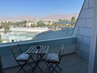 zwei Stühle und ein Tisch auf einem Balkon mit Aussicht in der Unterkunft oR-Ya Suite in Eilat
