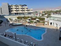 Der Swimmingpool an oder in der Nähe von oR-Ya Suite