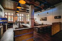 Un bar en un restaurante con mesas y sillas. en Penzion u Zajíčku, en Horákov