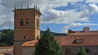 un edificio con una torre con un árbol delante en El Torreón, en Soria