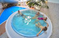 Bazén v ubytovaní Ski & Wellness Residence Družba alebo v jeho blízkosti