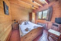 Telewizja i/lub zestaw kina domowego w obiekcie Les Griottes, véritable chalet de montagne, avec Jacuzzi et Sauna