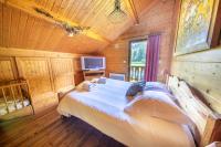 Łóżko lub łóżka w pokoju w obiekcie Les Griottes, véritable chalet de montagne, avec Jacuzzi et Sauna