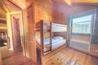 Łóżko lub łóżka w pokoju w obiekcie Les Griottes, véritable chalet de montagne, avec Jacuzzi et Sauna