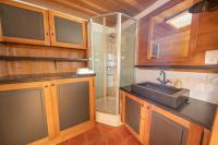 Kuchnia lub aneks kuchenny w obiekcie Les Griottes, véritable chalet de montagne, avec Jacuzzi et Sauna