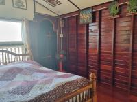 Postel nebo postele na pokoji v ubytování บ้านนางฟ้า เกาะสีชัง Baan Nangfa