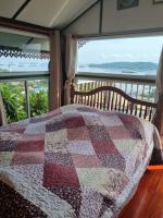 Postel nebo postele na pokoji v ubytování บ้านนางฟ้า เกาะสีชัง Baan Nangfa