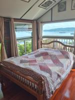 Postel nebo postele na pokoji v ubytování บ้านนางฟ้า เกาะสีชัง Baan Nangfa