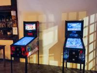 duas máquinas de jogos de vídeo sentadas ao lado uma da outra em VELINN Pousada dos Marinheiros em Ilhabela