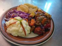 un plato de comida con puré de patatas y verduras en Hotel Bahia Plaza, en Santa Marta