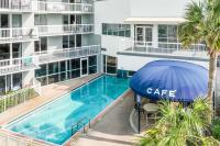 Der Swimmingpool an oder in der Nähe von Pelican Beach Resort by Colasan