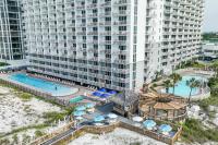 eine Luftaufnahme eines Resorts mit einem Pool und einem Gebäude in der Unterkunft Pelican Beach Resort by Colasan in Destin