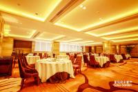 una sala per banchetti con tavoli e sedie bianchi di Wyndham Grand Plaza Royale Chenzhou a Chenzhou