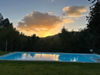 una piscina con puesta de sol en el fondo en Ri&amp;Vale Alojamentos, en Vieira do Minho