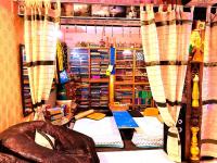 Una habitación llena de muchos libros y cortinas. en Stay Inn Heritage, en Varanasi