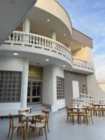 Un restaurante con mesas y sillas frente a un edificio. en HOTEl LA CANDELARIA ROOM HOUSE, en Mangue