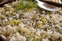 Uma tigela de arroz com uma colher. em New Ruins Off-The-Grid SuperAdobe Domes with Pool em San Francisco de Abajo