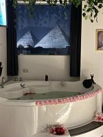 Půdorys ubytování Jacuzzi Pyramids View 5