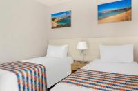 Postel nebo postele na pokoji v ubytování White Sands Beach Club