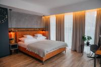 Un dormitorio con una cama grande con almohadas blancas. en SLEEP WELL 1999, en Tychy