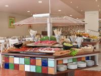 Un buffet con muchos tipos diferentes de comida en exhibición. en Hotel Las Águilas Tenerife, Affiliated by Meliá, en Puerto de la Cruz