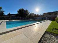 ein Swimmingpool im Hof eines Hauses in der Unterkunft Casa Mia in Poreč