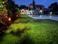 einen Rasen mit Licht im Gras in der Nacht in der Unterkunft Casa Mia in Poreč