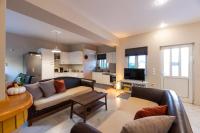A kitchen or kitchenette at Emma's Airport Studio