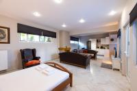 A kitchen or kitchenette at Emma's Airport Studio