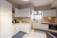 A kitchen or kitchenette at Emma's Airport Studio