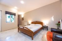 A bed or beds in a room at Emma's Airport Studio