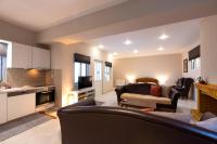 A kitchen or kitchenette at Emma's Airport Studio