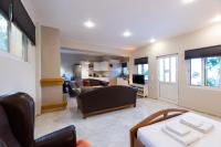 A kitchen or kitchenette at Emma's Airport Studio