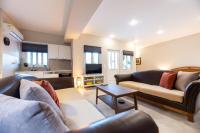 A television and/or entertainment centre at Emma's Airport Studio