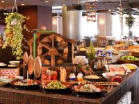 Un buffet con muchos tipos diferentes de comida en una mesa. en Urabandai Lake Resort Goshiki no Mori, en Kitashiobara