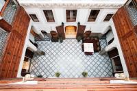 una vista aérea del interior de un edificio en Riad Dar Laura, en Fez