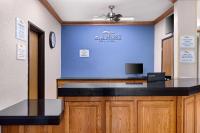 ein Büro mit einer blauen Wand mit einem Schild drauf in der Unterkunft Baymont by Wyndham Waterloo in Waterloo
