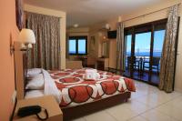 Postel nebo postele na pokoji v ubytování Faros Luxury Suites