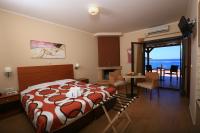 Postel nebo postele na pokoji v ubytování Faros Luxury Suites