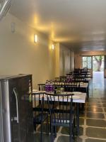 een rij tafels en stoelen in een restaurant bij Jewel Resort in Lonavala