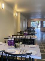 een rij tafels en stoelen in een kamer bij Jewel Resort in Lonavala