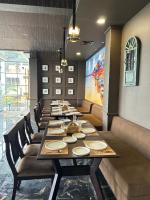 Posezení v ubytování The Sky Imperial Sethji Ni Wadi