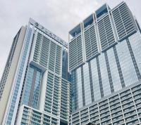 zwei hohe Wolkenkratzer in einer Stadt in der Unterkunft Platinum KLCC &amp; Bukit Bintang in Kuala Lumpur