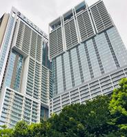 zwei hohe Gebäude mit Bäumen davor in der Unterkunft Platinum KLCC &amp; Bukit Bintang in Kuala Lumpur
