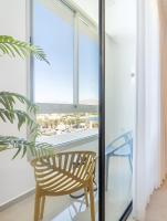 Nathan's Suites On The Beachにあるバルコニーまたはテラス