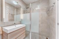 Koupelna v ubytování Yucca Park, Lovely, quiet, 2 bedroom, 70m2, ocean pool view!