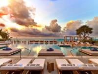einen Pool mit Liegestühlen und Meerblick in der Unterkunft 1 Hotel South Beach in Miami Beach