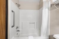 Ein Badezimmer in der Unterkunft Baymont by Wyndham Waterloo